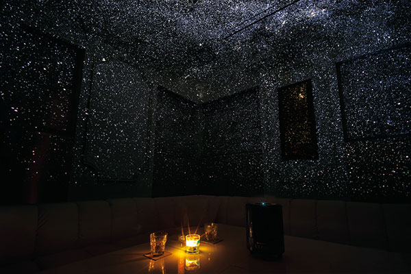 星空の部屋にお酒
